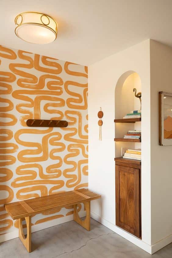 Une petite entrée à la décoration alliant couleur orange et touche de bois