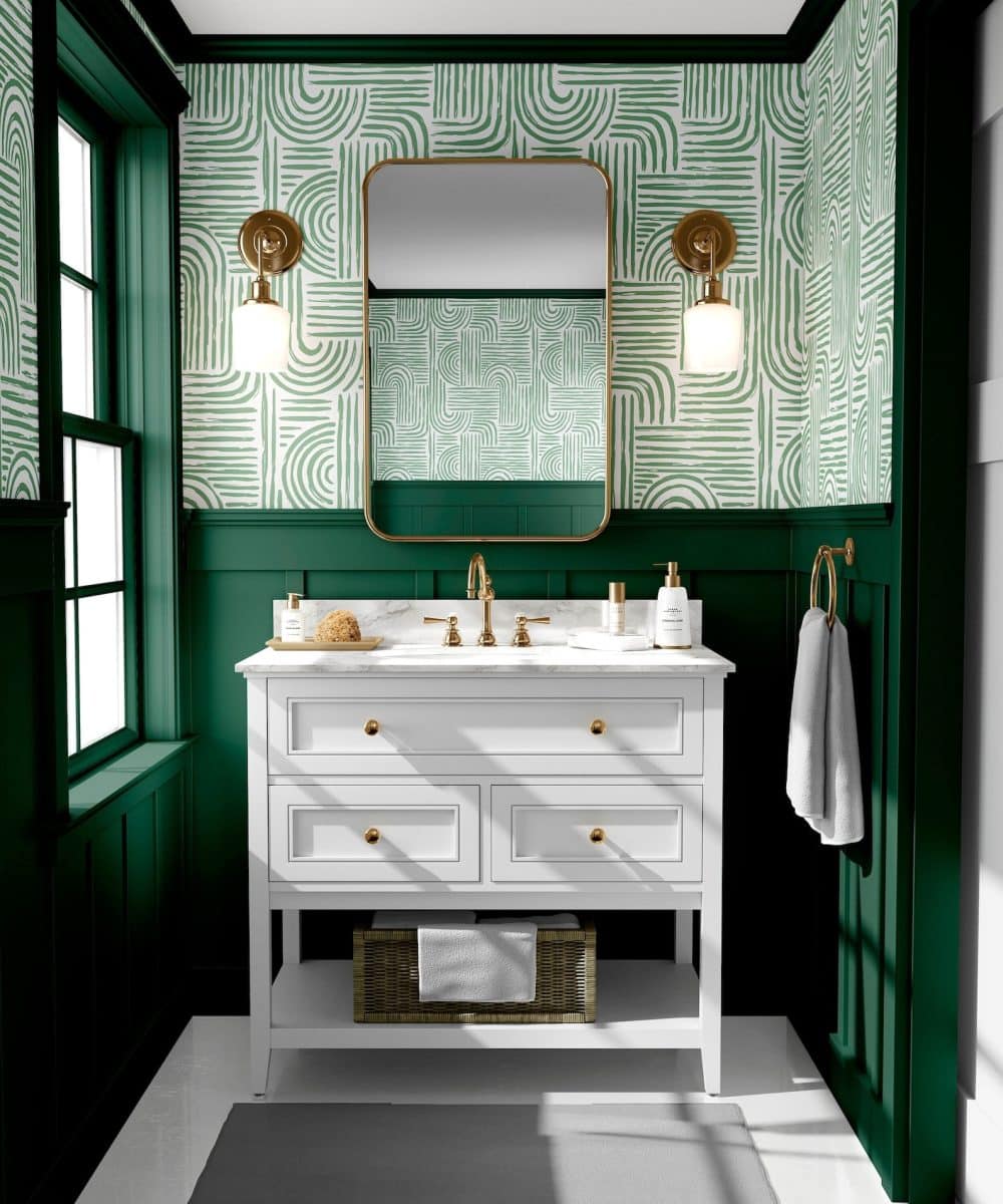 Une salle de bain à la décoration verte avec papier peint