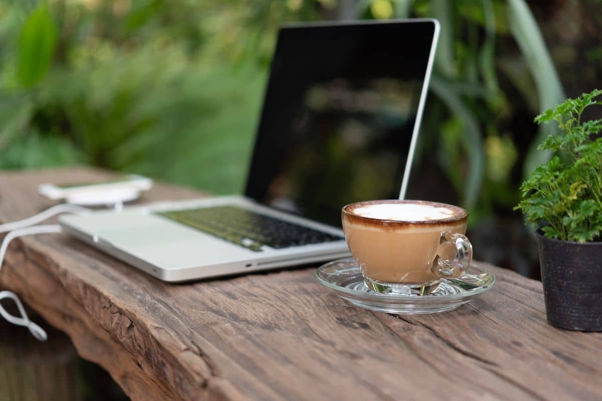 Vous n'y avez pas encore pensé ? Installez votre bureau dans votre jardin !