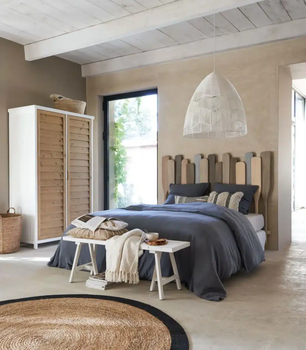 Chambre design avec une tete de lit paddle pour une ambiance bord de mer modernisee