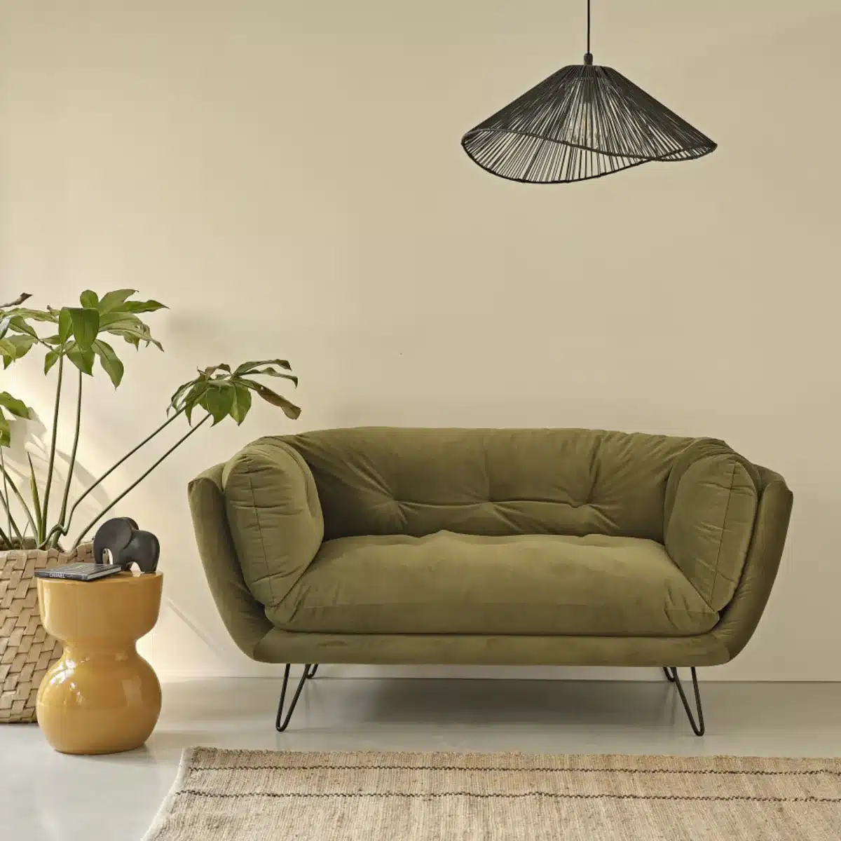 Un petit canapé en velours vert pour un salon contemporain