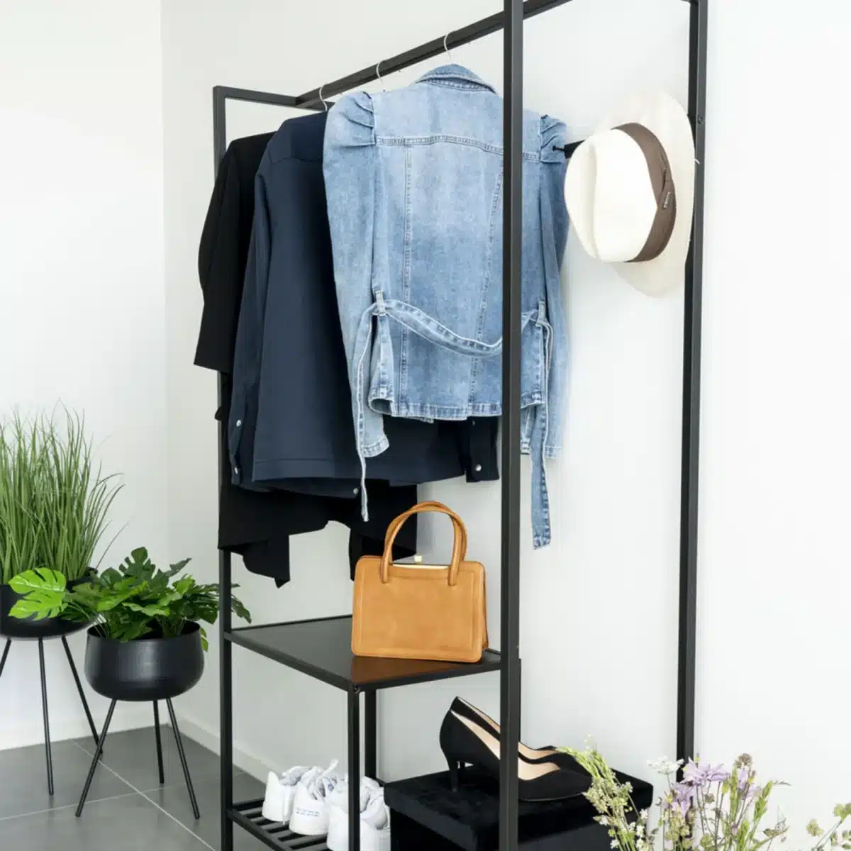 Un vestiaire minimaliste en métal noir pour une entrée design