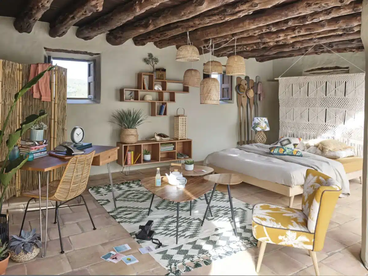 Une chambre boheme avec une tête de lit design en macramé