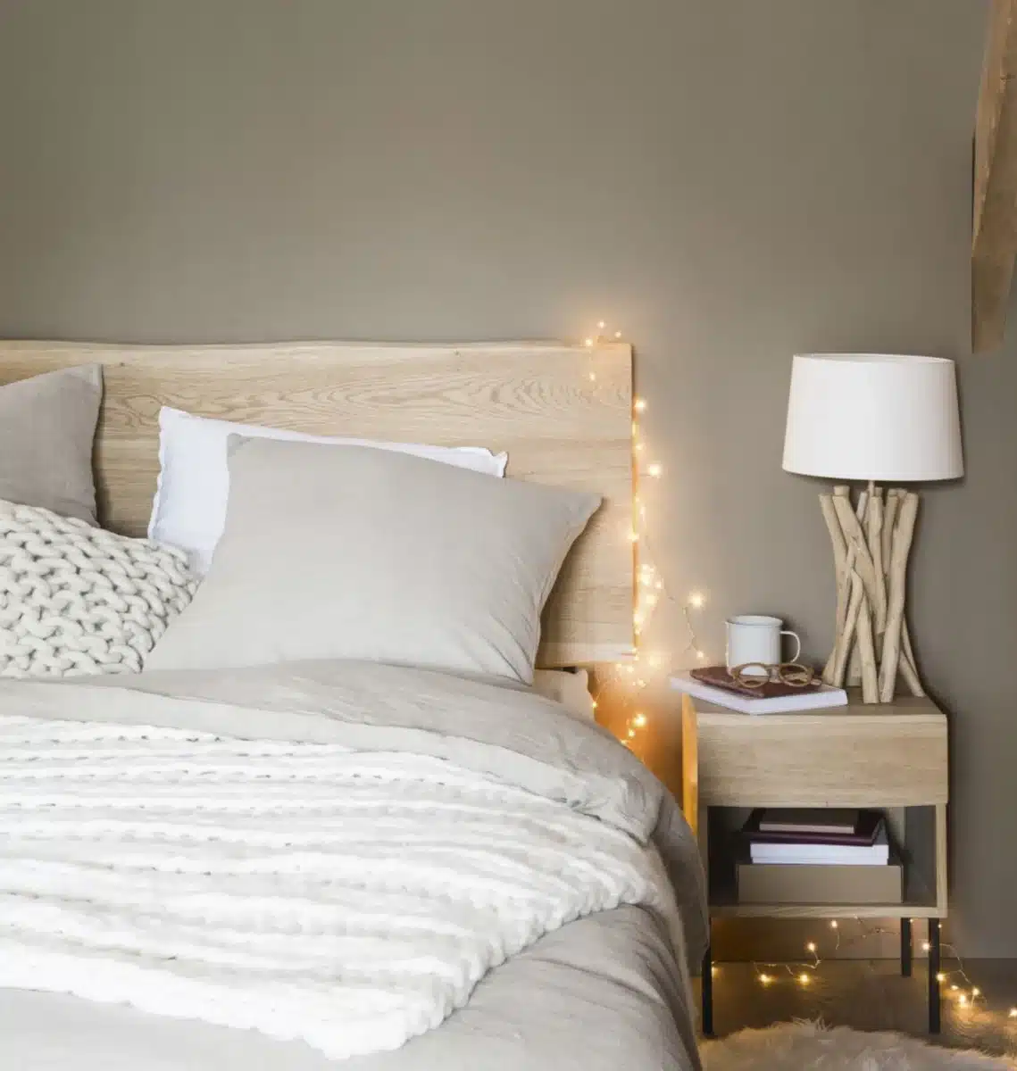 Une tete de lit design en bois clair pour une chambre moderne et reposante
