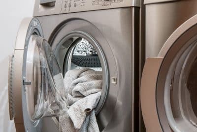 Arrêtez de vous débarrasser de l'eau de votre sèche-linge ! Voici 6 astuces pour la recycler 