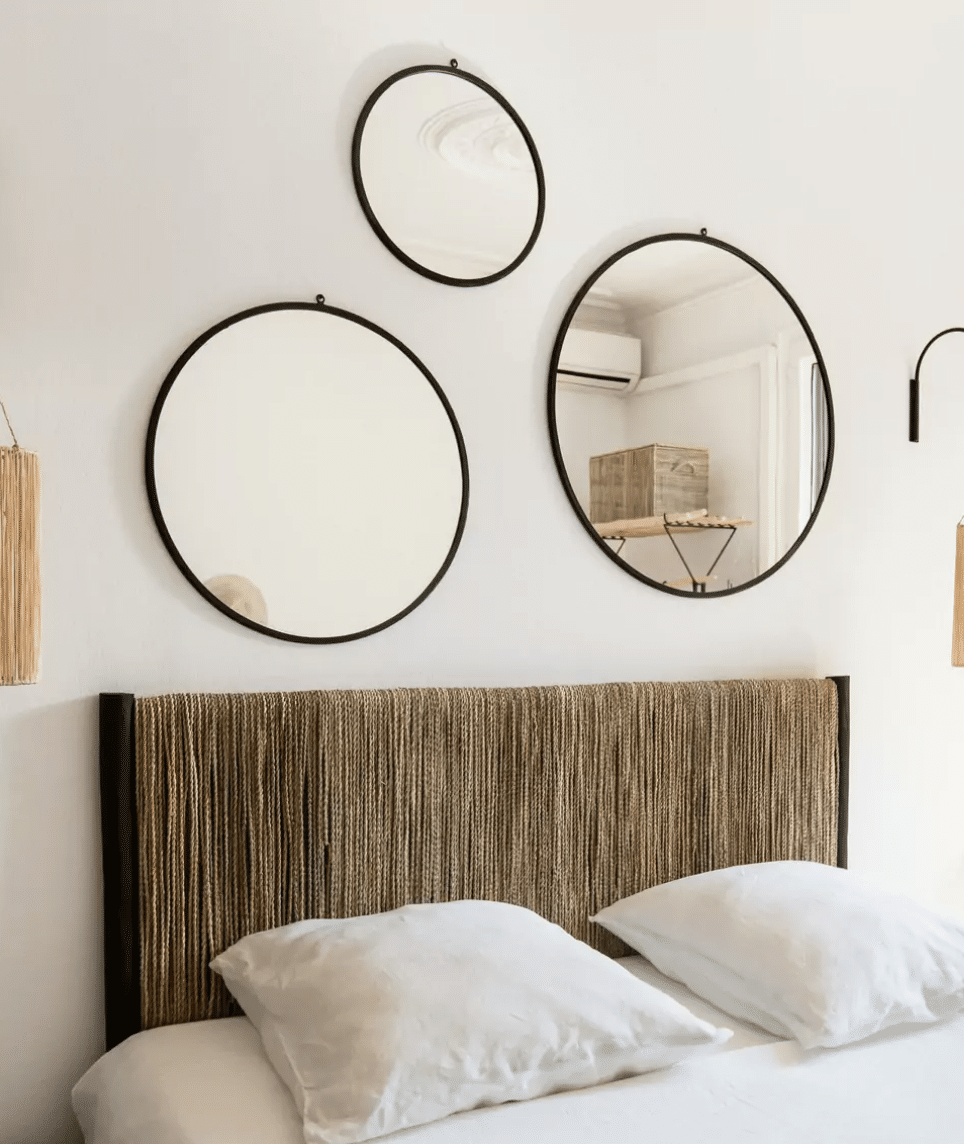 Une chambre design avec une tête de lit en fibre de palme 