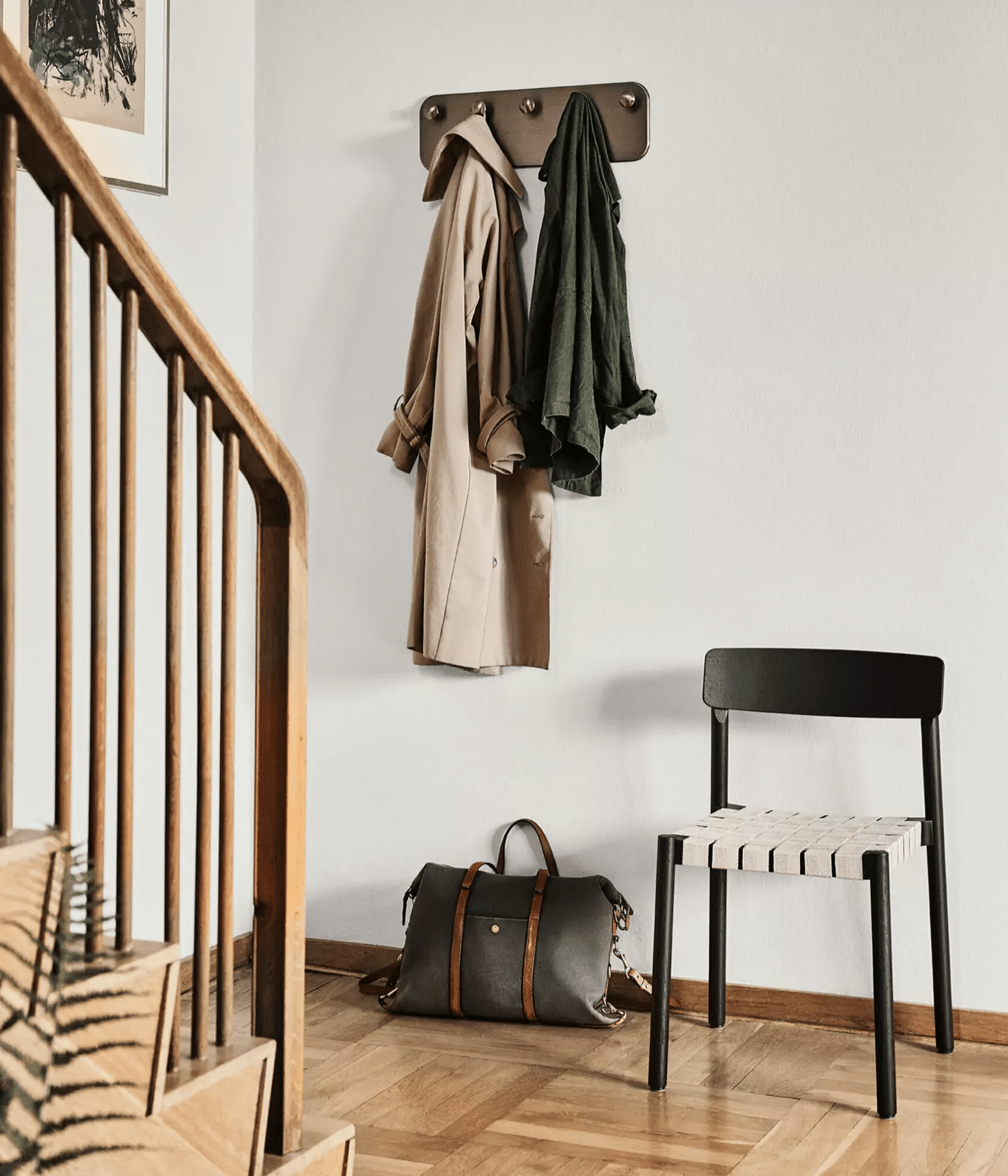 un porte manteau en laiton dans une entrée moderne et minimaliste aux couleurs automnales 