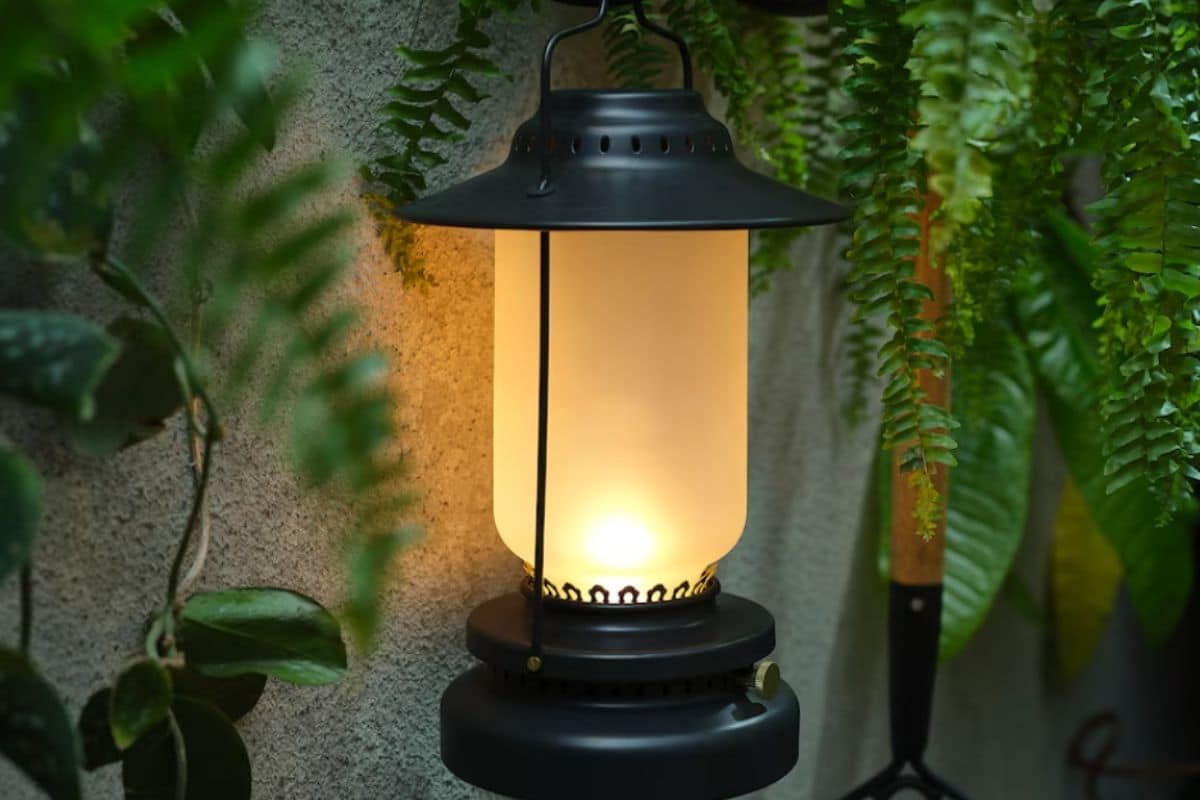 Cohue chez Ikea pour cette lampe extérieur cosy qui sublimer votre terrasse