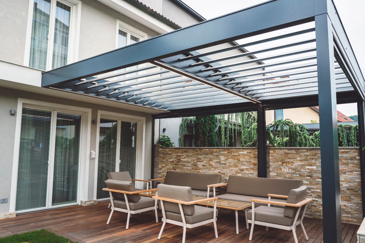 Comment décorer l'espace sous votre pergola pour un rendu chaleureux ?