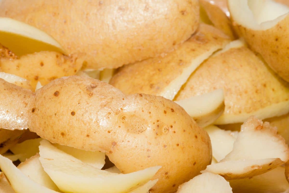 Créez votre propre liquide vaisselle efficace et écologique grâce à vos épluchures de patates !