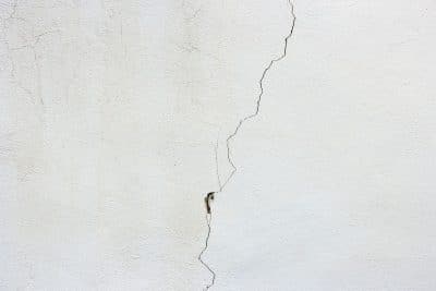 Les 4 astuces les plus efficaces pour réparer un mur fissuré
