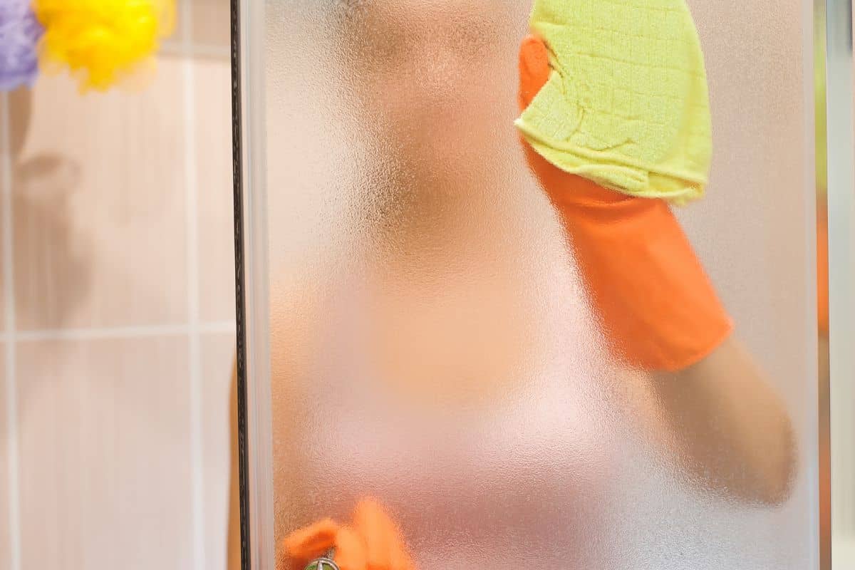 Les 5 meilleures astuces d'entretien pour une porte de douche en verre impeccable