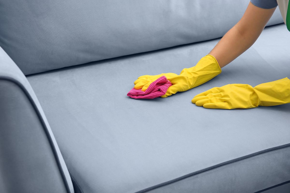 Nettoyer son canapé à sec, c'est totalement possible et super efficace grâce à cette méthode miracle
