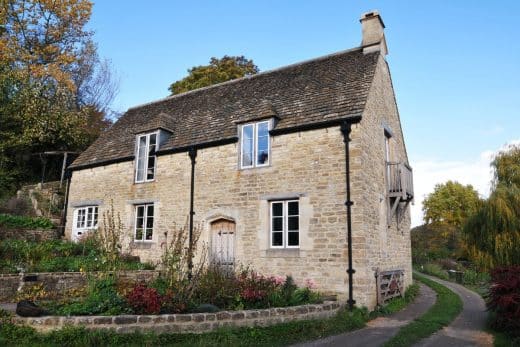 À épingler : Quelles sont les étapes à suivre pour isoler correctement une maison ancienne ?