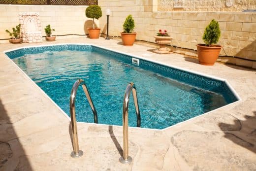 À épingler : Remplir sa piscine sans enfreindre la règle de restriction d’eau : est-ce possible et comment faire ?
