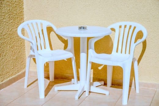 À épingler : Salon de jardin en plastique blanc : Comment le nettoyer et lui redonner sa blancheur initiale ?