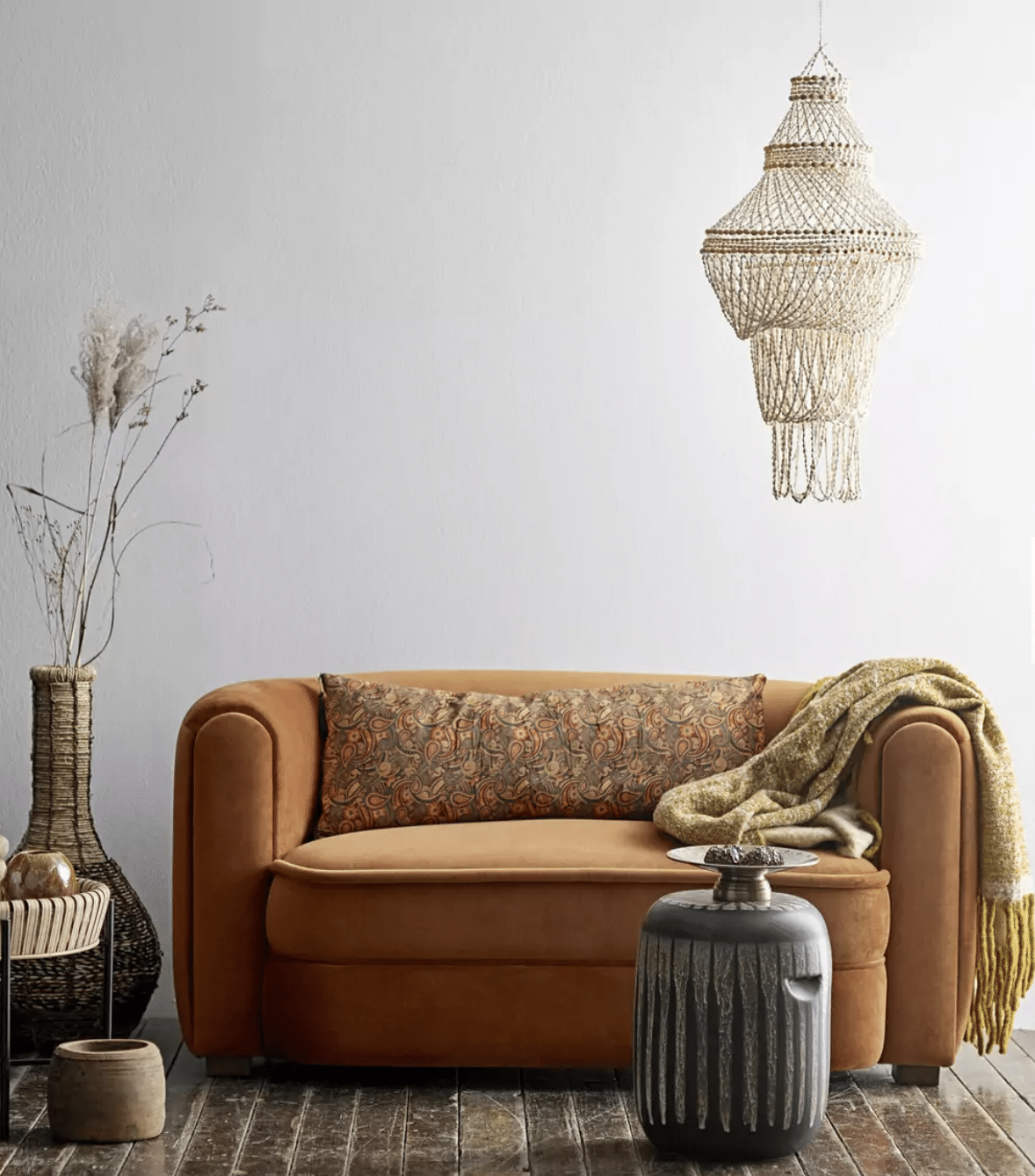 Un canape en velours élégant et minimaliste