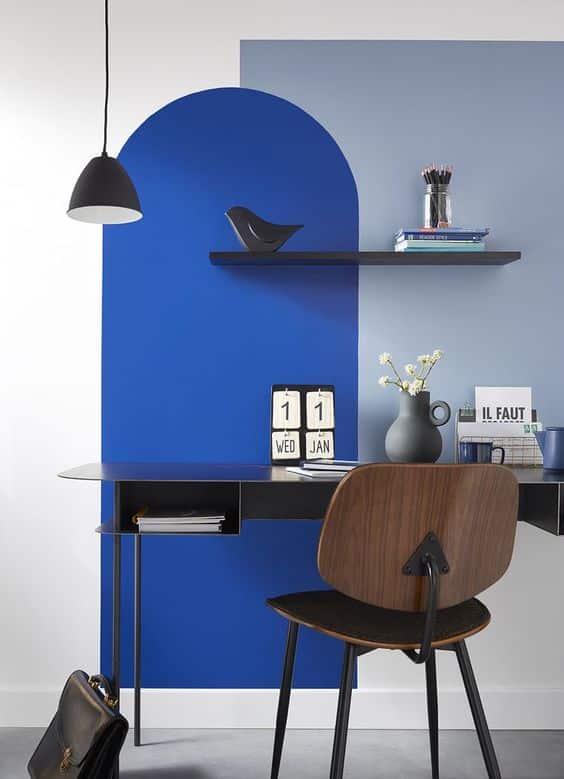 Un coin bureau mis en valeur par des formes peintes sur le mur