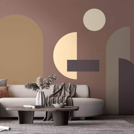 un salon avec un mur à motif peint à la main dans un camaieu de brun et de marron