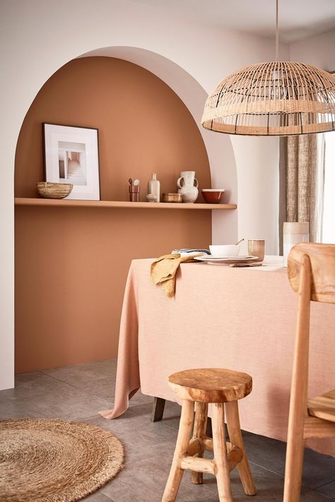 Un salon avec une arche mise en valeur par de la peinture coloree