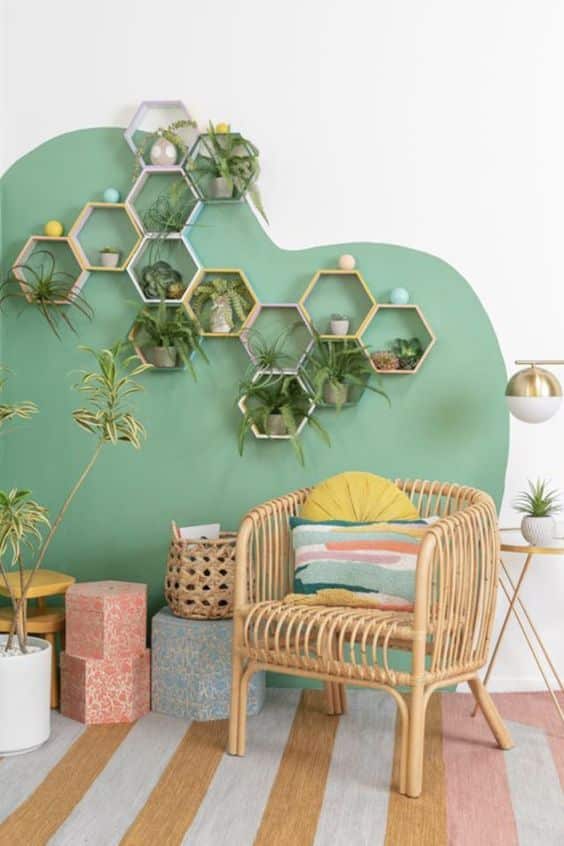 Un salon avec une forme verte peinte sur le mur