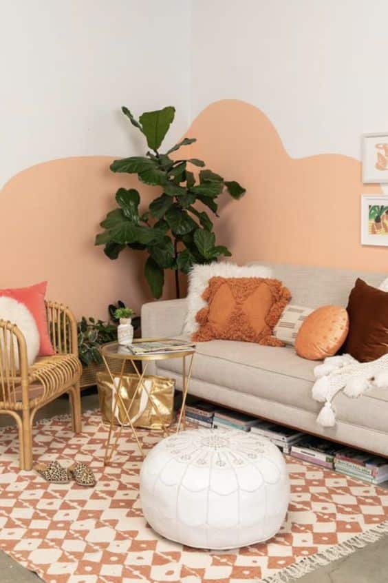 Un salon d'esprit boheme avec un mur beige original