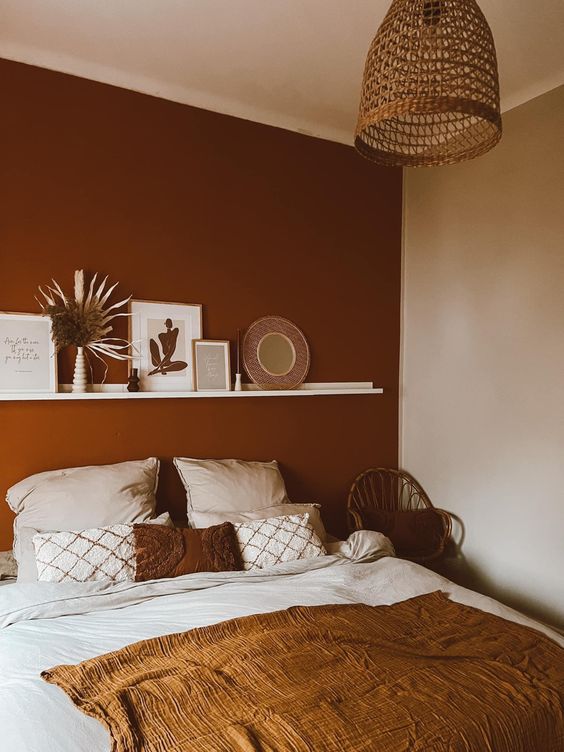 Une chambre bohème à la décoration marron