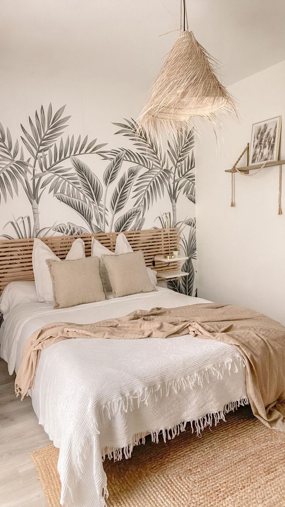 Une chambre boheme avec un papier peint tropical