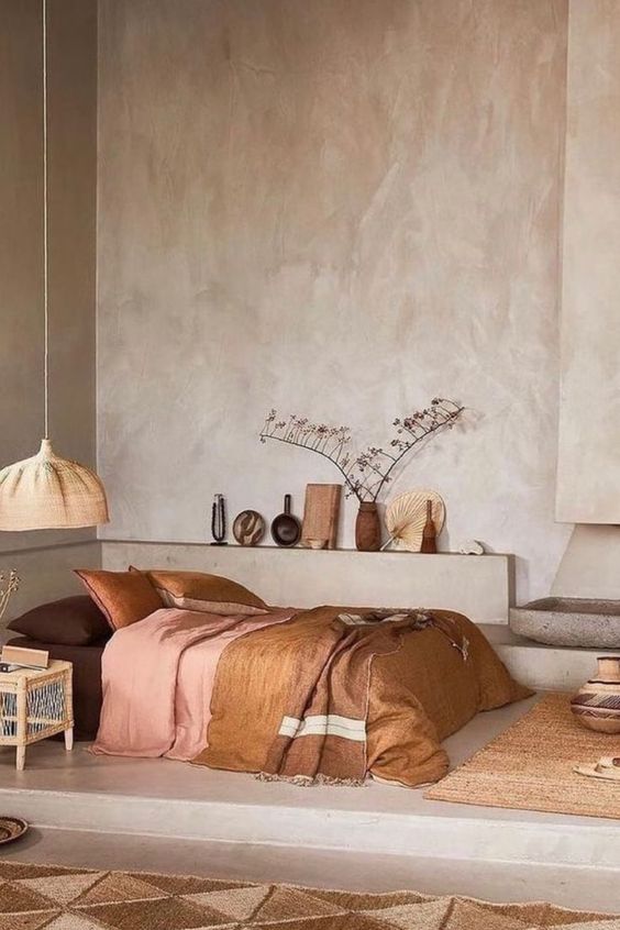 Une chambre boheme et design avec sol et mur en beton