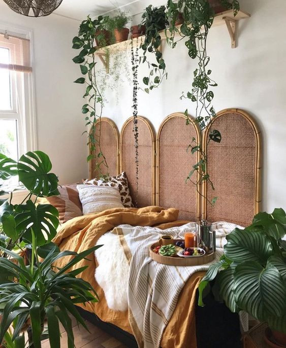 Une chambre boheme remplie de plantes vertes