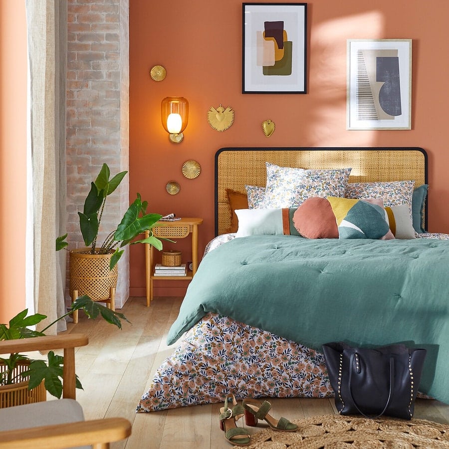 Une chambre colorée avec un lit spacieux et une tete de lit en matière naturelle design et apaisante
