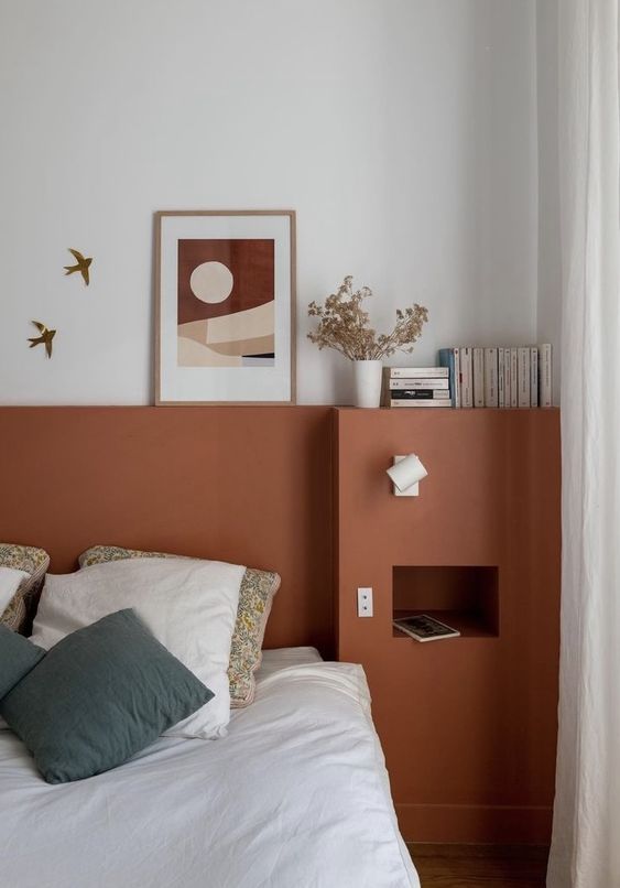 Une chambre design avec une tete de lit orange