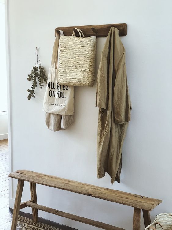 Une entrée provencale avec banc et porte manteau en bois