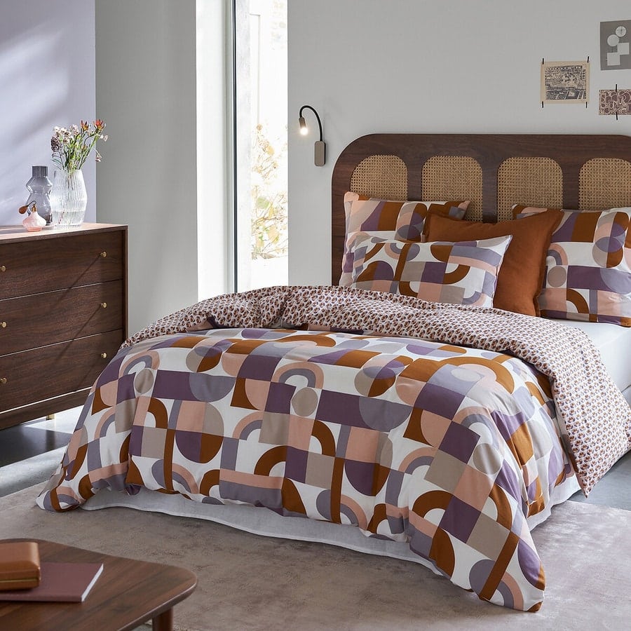 Une tete de lit design en bois sombre et cannage pour votre chambre moderne