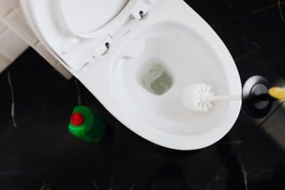 Vous n'auriez jamais pensé à ces 8 solutions pour rendre vos toilettes plus propres et brillantes