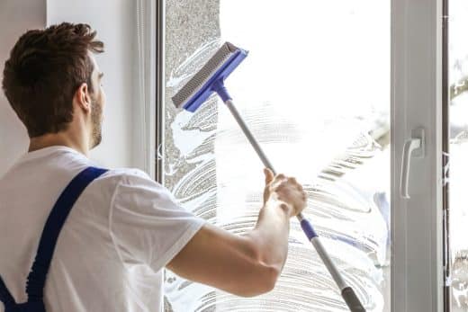 À épingler : 3 astuces de professionnel pour nettoyer une vitre sans faire de trace ou de rayure