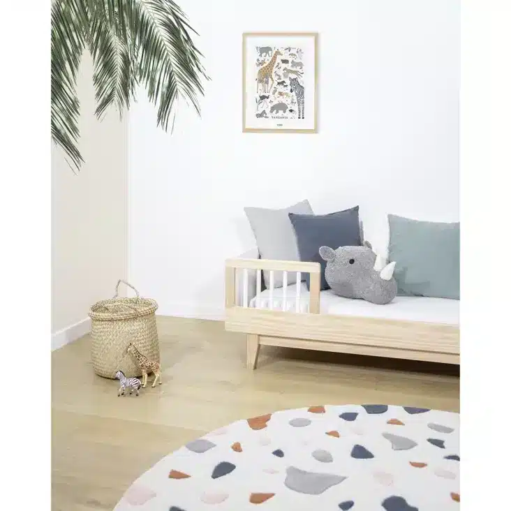 Une chambre d'enfant avec un tapis terrazzo