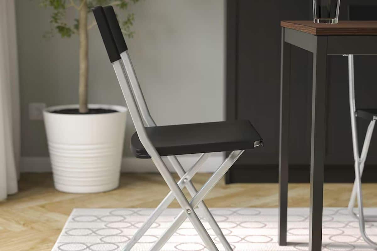 Découvrez sans attendre la gamme de chaises pliantes Ikea à prix canon un indispensable pour les barbecues entre amis !