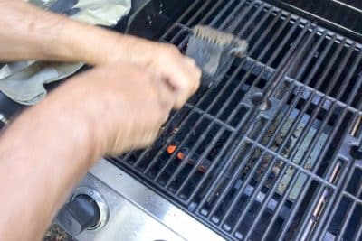 Les 4 astuces peu connues et très efficaces pour nettoyer les grilles de votre barbecue sans faire d'effort