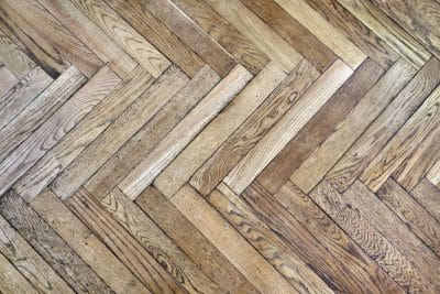 Les 6 astuces les plus efficaces pour se débarrasser des rayures tenaces sur votre parquet