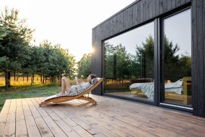 Terrasse en bois : Quel est le prix au m² et est-il réellement intéressant d'acheter en ce moment ?