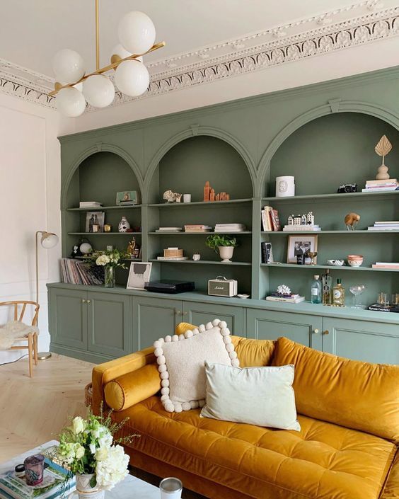 un salon avec un meuble sur mesure vert sauge