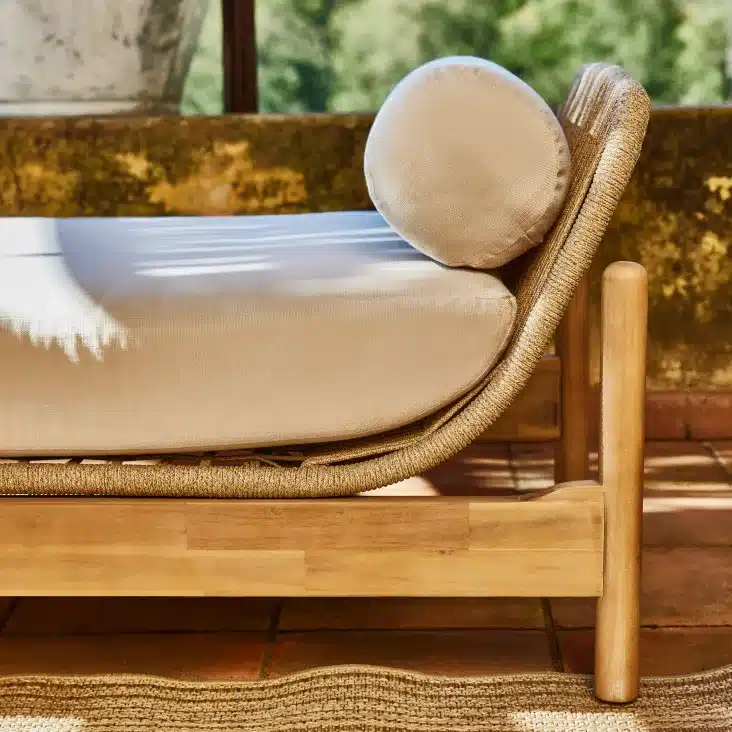 une chaise longue d'esprit canapé en fibre naturelle et en bois