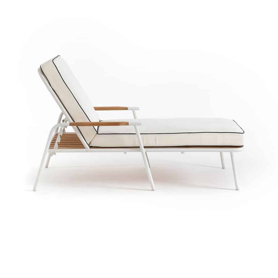 une chaise longue en bois et metal blanc