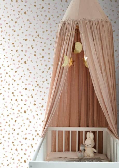 Une chambre d'enfant avec un papier peint terrazzo