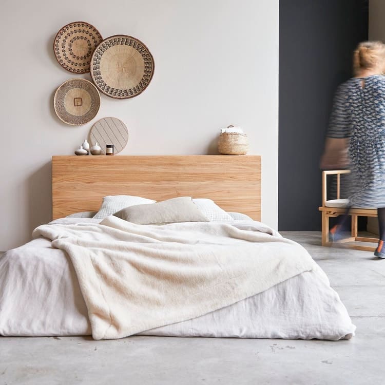 Une chambre minimaliste avec tête de lit en bois