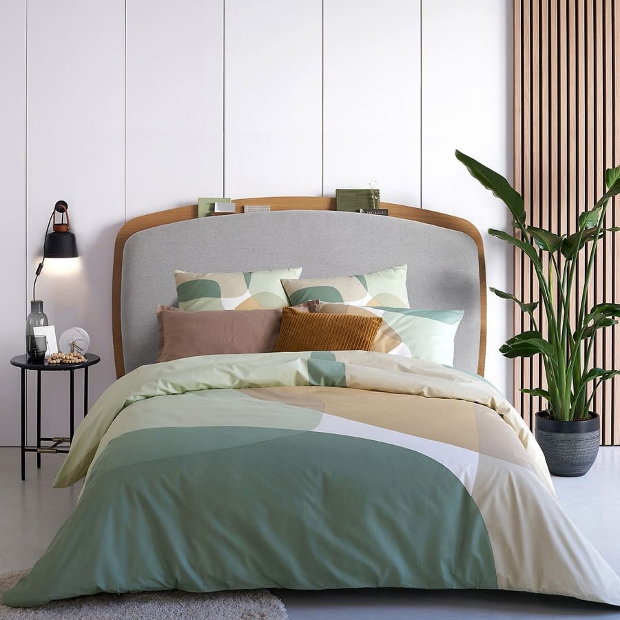 une chambre moderne avec une tete de lit arrondie en bois et tissu