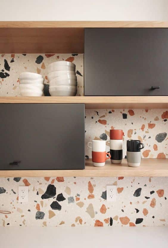 une cuisine avec un mur en terrazzo et des rangements design