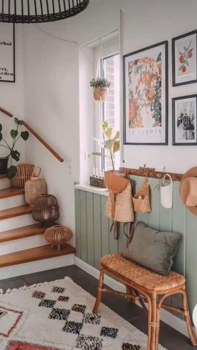 une entree avec des murs en boiserie terrazzo