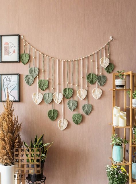 Une guirlande de feuilles en macrame